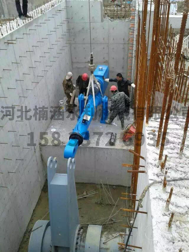 鋼壩液壓啟閉機安裝現(xiàn)場